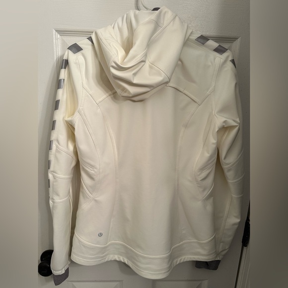 100 Lululemon Feelin' Frosty Softshell - Picture 7 of 8